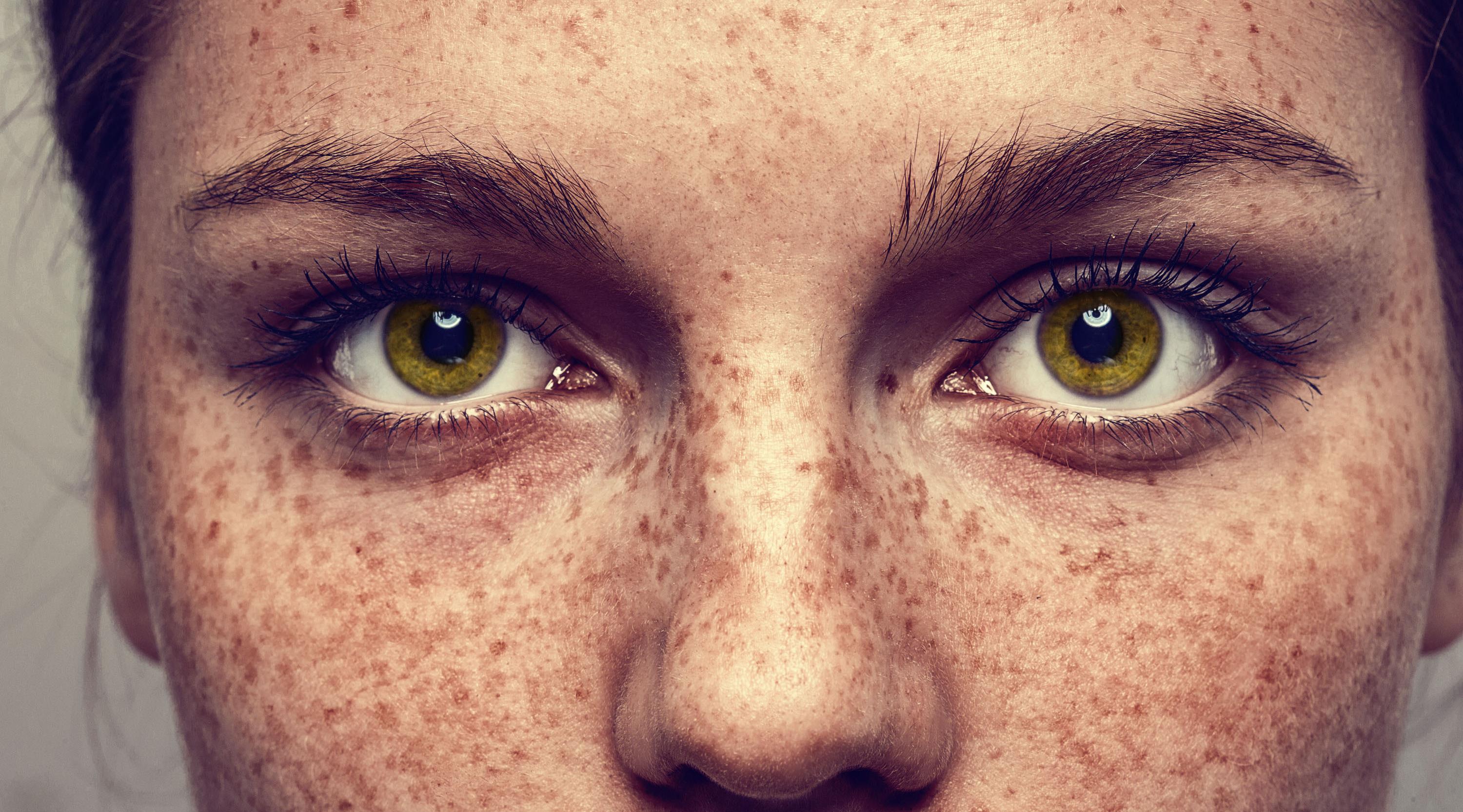 Latest trends in semi-permanent make-up: faux freckles, lip blush and whip shading