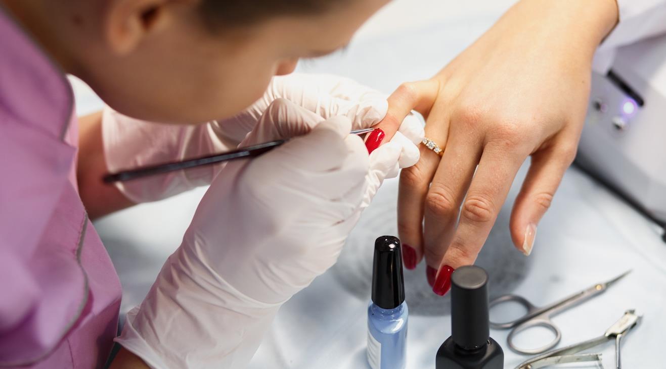 Camberwell nail salon loses licence over illegal workers