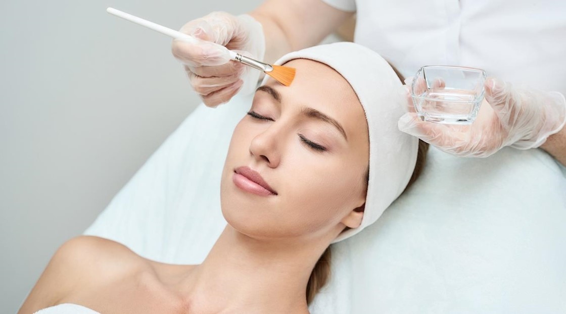 Chemical peels: how they work, skincare benefits and contraindications