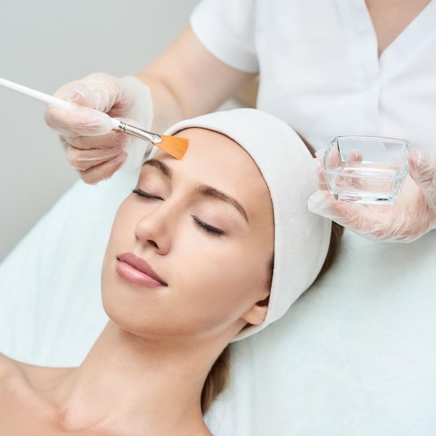 Chemical peels: how they work, skincare benefits and contraindications