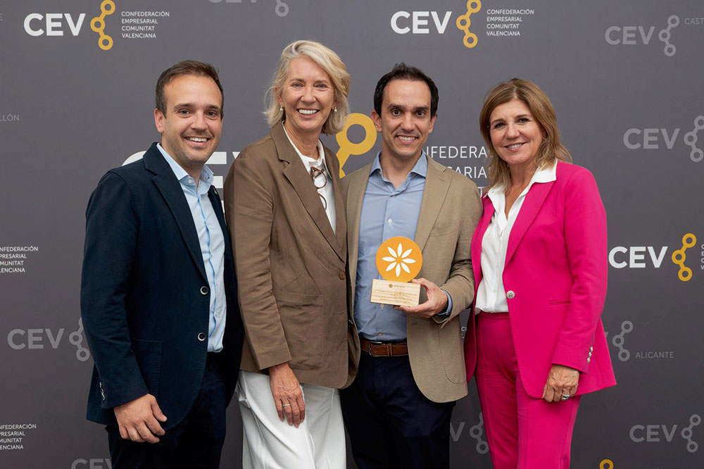 La Fundación Víctor Martínez Vicario recibe el reconocimiento de STANPA por su compromiso solidario con las peluquerías afectadas por la DANA