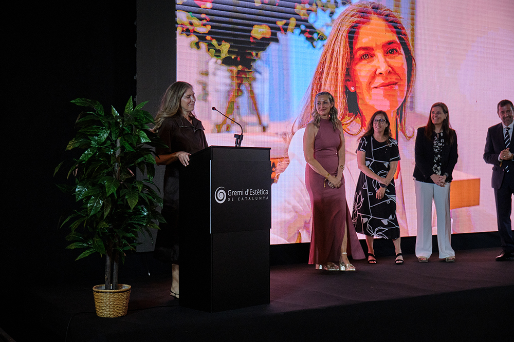 Montse Pibernat recibe un reconocimiento a su trayectoria en la II Noche de la Estética del Gremio de Esteticistas de Cataluña