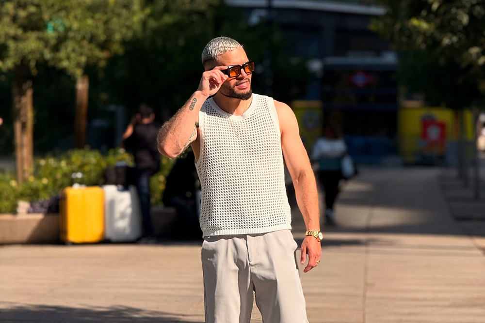 El estilista Jhei Barber firma el nuevo look de Manuel Turizo con productos de Salerm Cosmetics