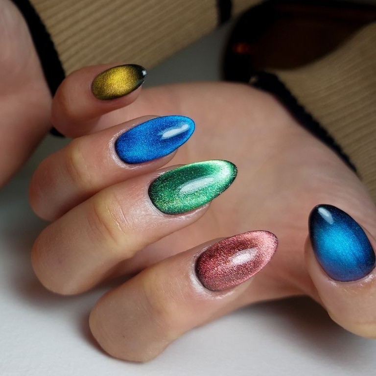 Cat eye nails: What are they and how to create them?