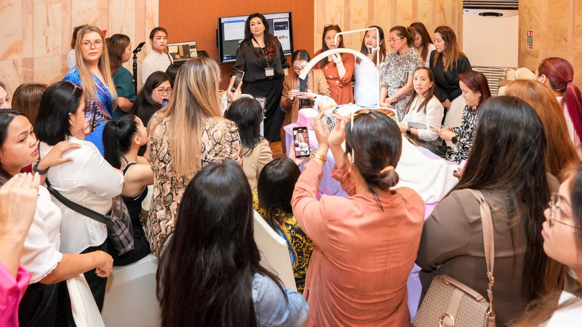Master the Art of Silky Effect & Lower Lash extensions – Book your spot at Abu Dhabi’s exclusive masterclass