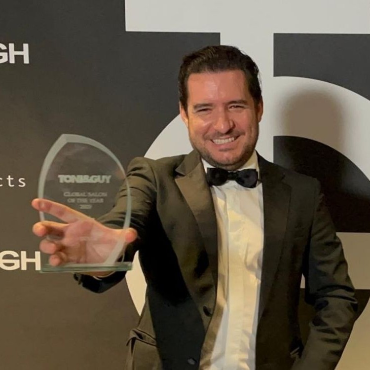 José Boix eleva el nombre de España en TONI&GUY con el premio internacional “Best in Business”