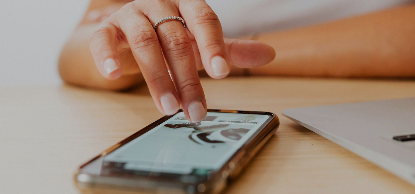 Marketing digital y experiencia cliente en manicura: cuando el arte también se comunica