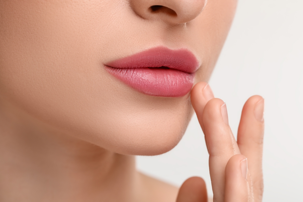 Plumping the lips without filler