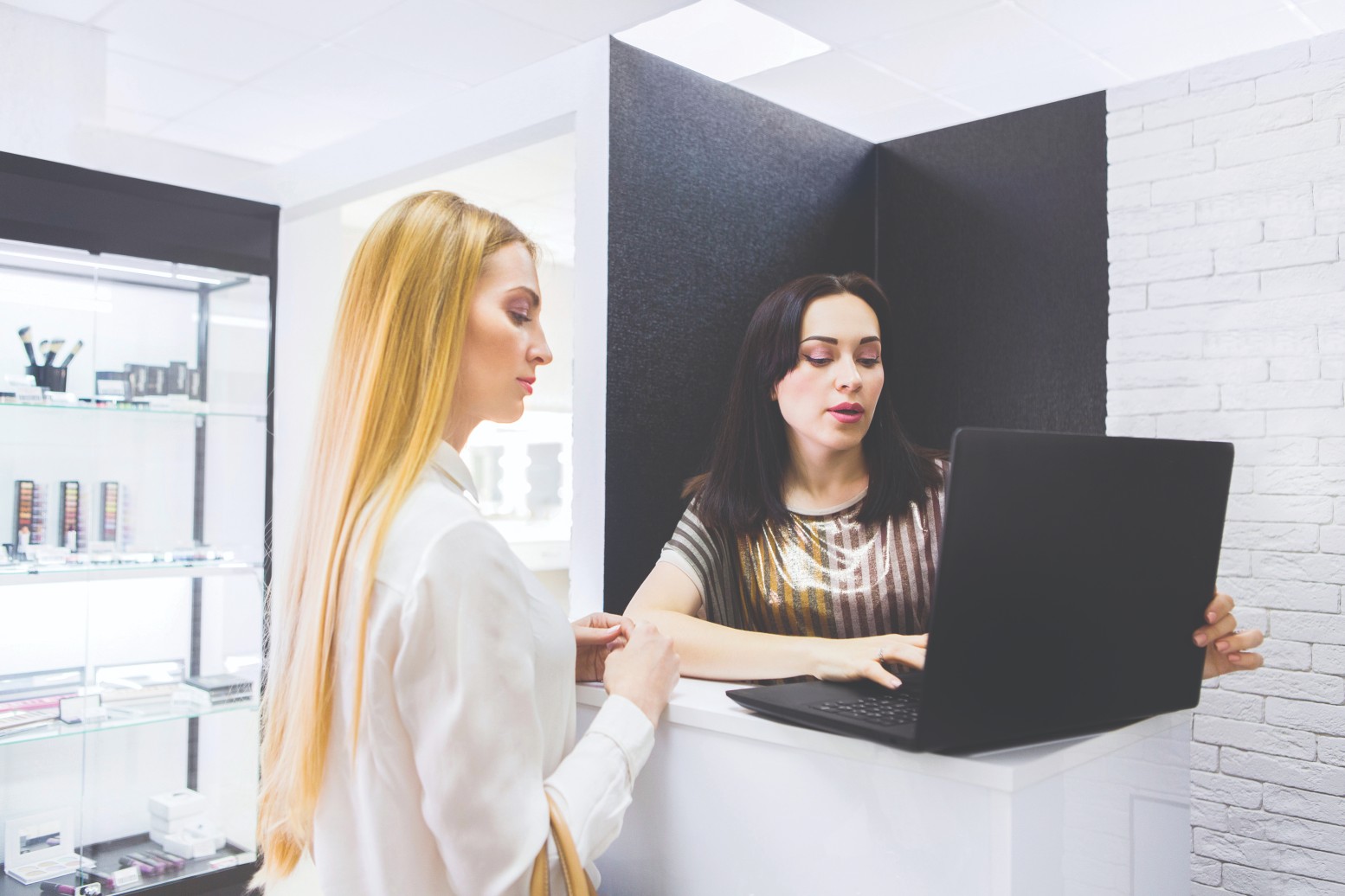 How having a salon software system can help with staff management