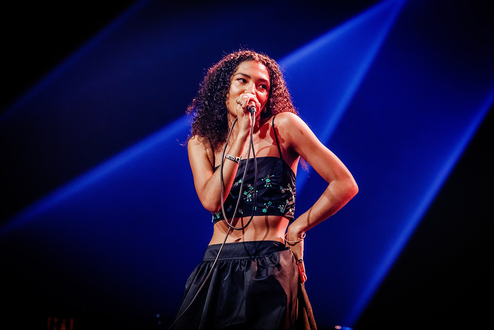 70s Inspired Curls: Recreate Olivia Dean’s Grammy Awards Hairstyle 