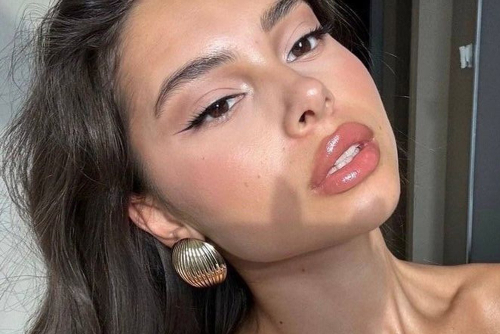 El gesto que abre la mirada y rejuvenece el rostro