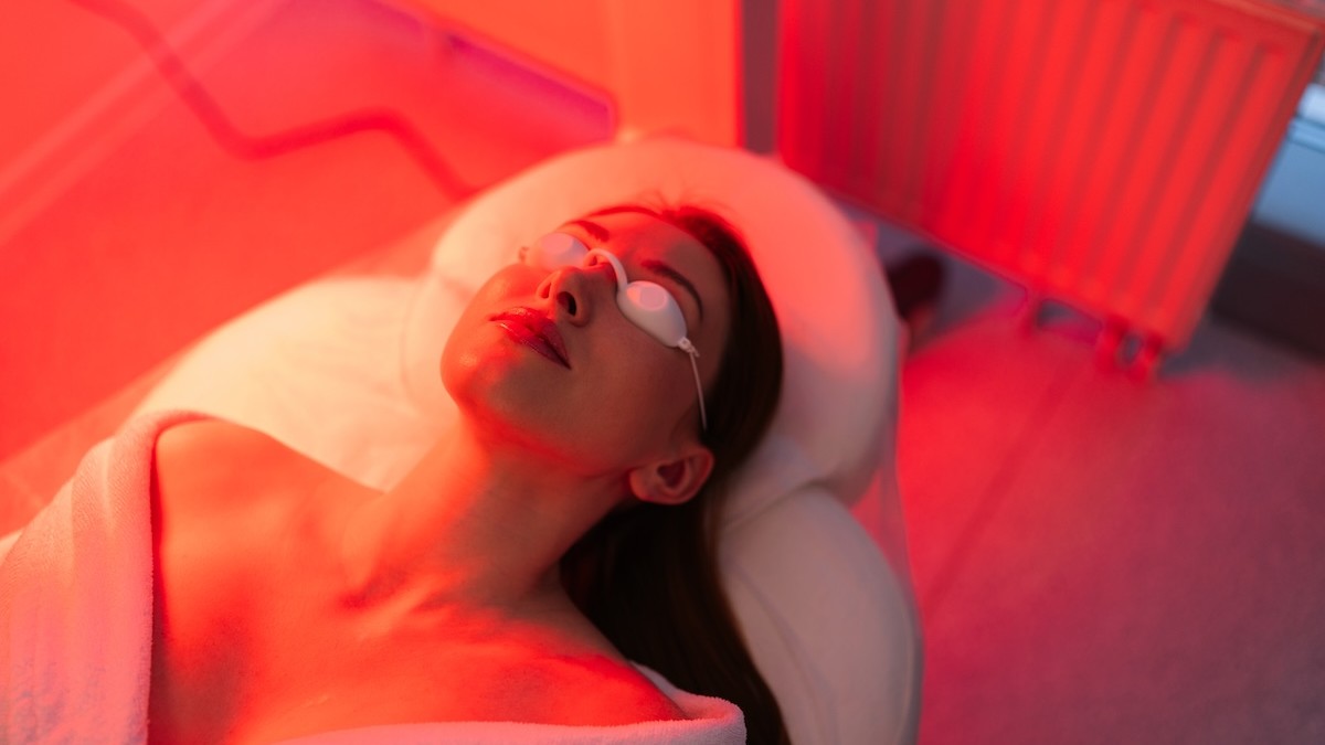 Red light therapy shifts from niche to mainstream as beauty-led demand rises, global report finds