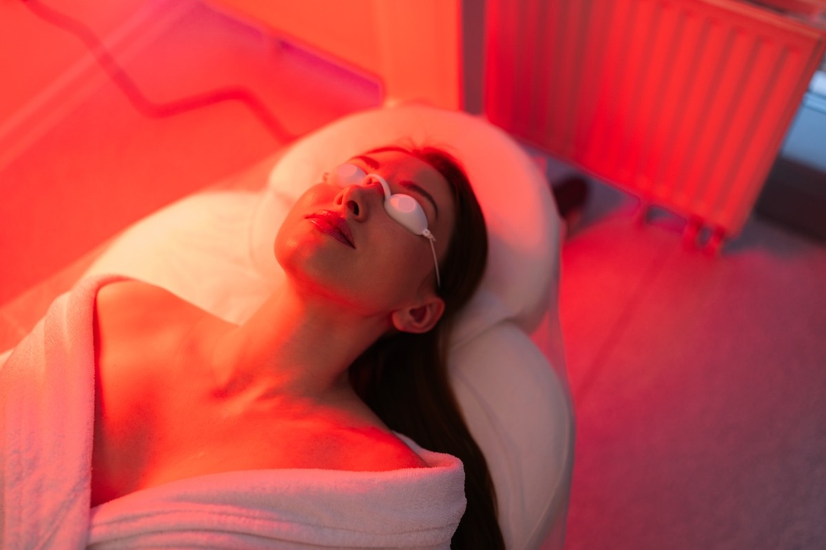 Red light therapy shifts from niche to mainstream as beauty-led demand rises, global report finds