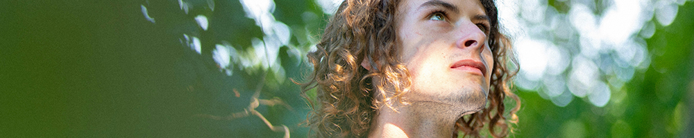 El regreso del cabello largo masculino: tendencias y oportunidades para barberías en España