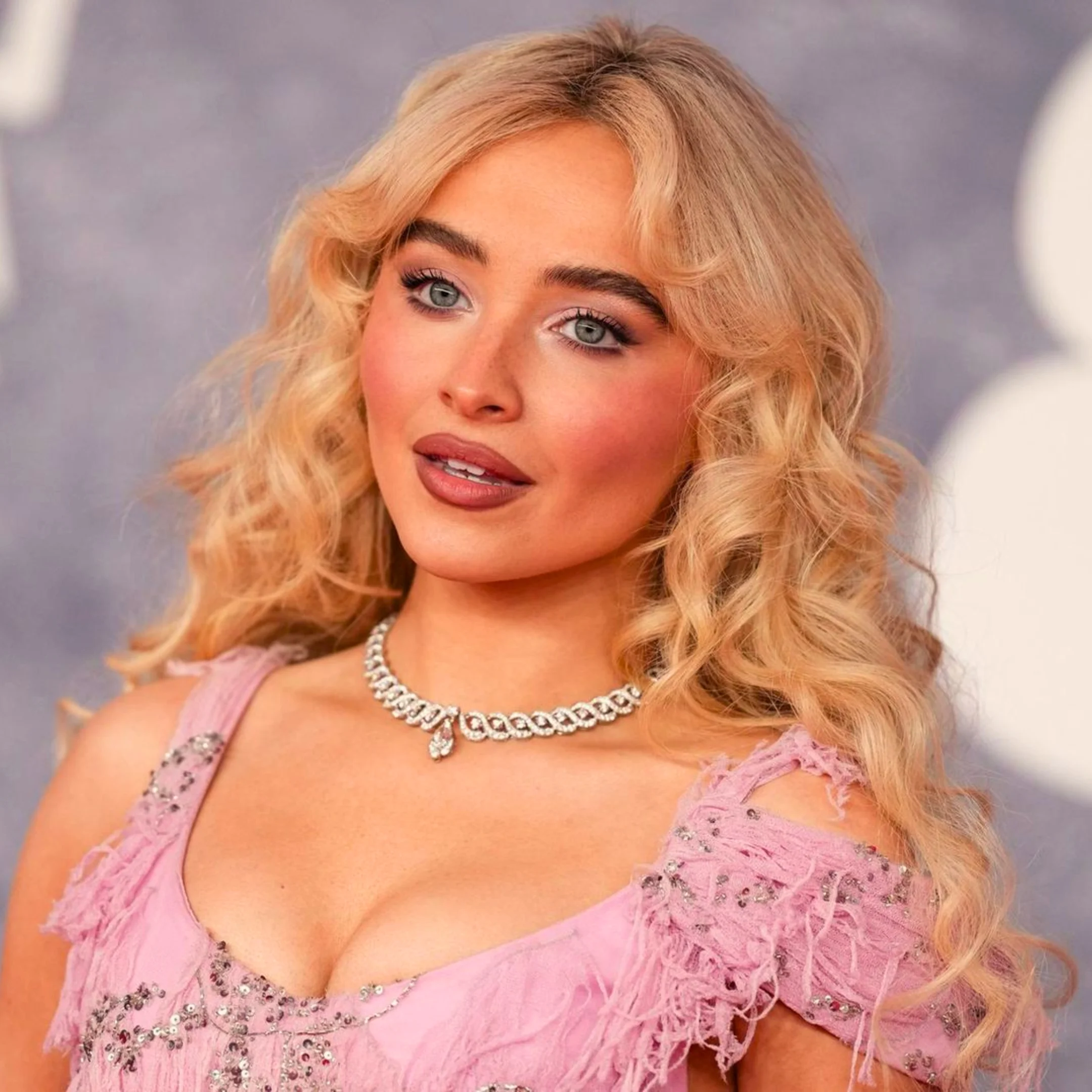 Sabrina Carpenter’s signature glow: Inside the expert techniques behind her red-carpet tan
