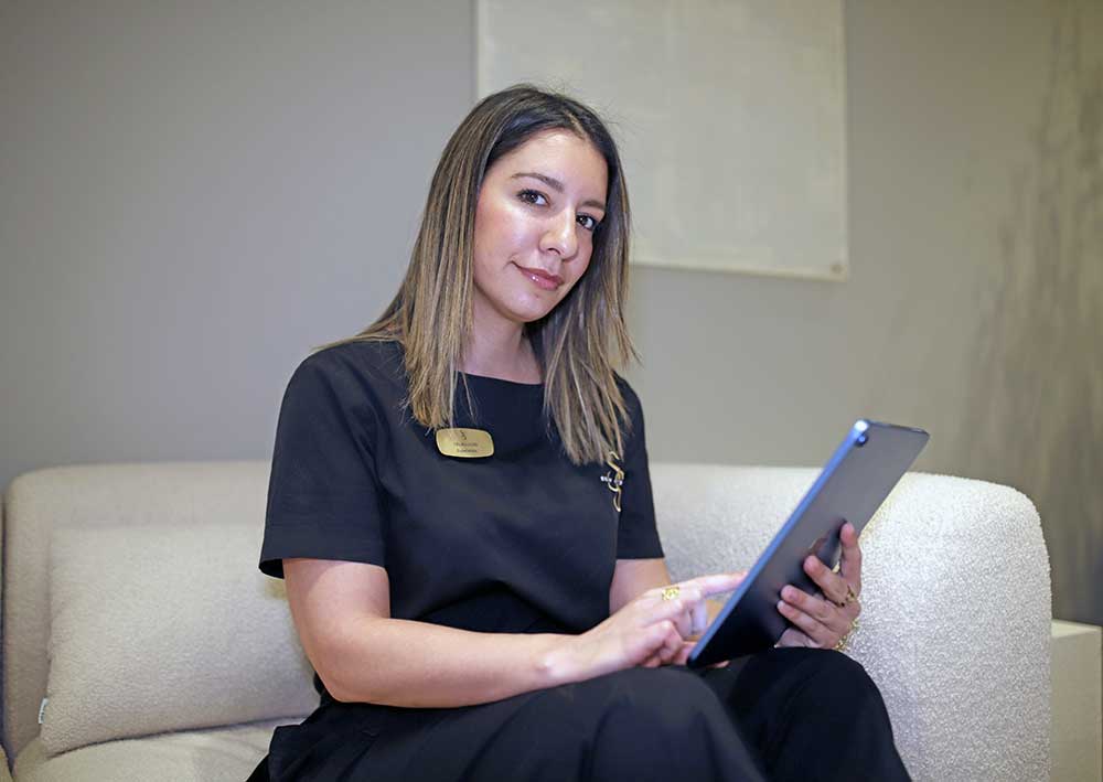 Celia Lucas terapeuta de Skin Studio advierte, las tensiones musculares envejecen visualmente el rostro