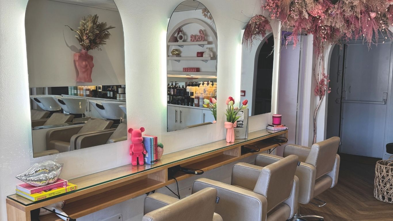 Charlotte Paints Hair: A Feminine and Vibrant Salon Interior