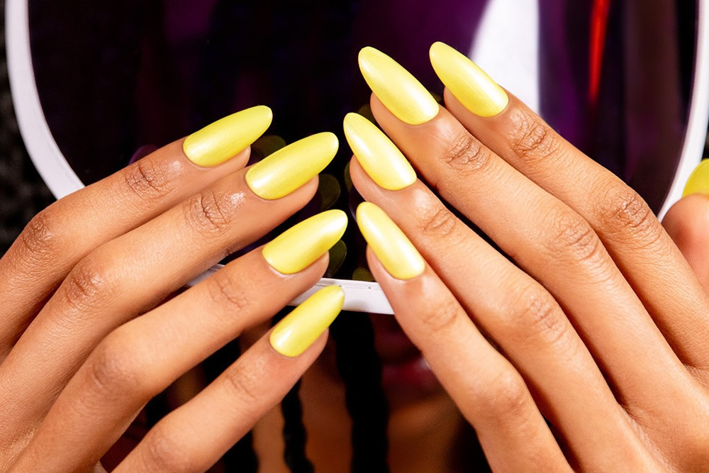 Manicuras Chartreuse y Pale Banana, tendencias en uñas para este verano