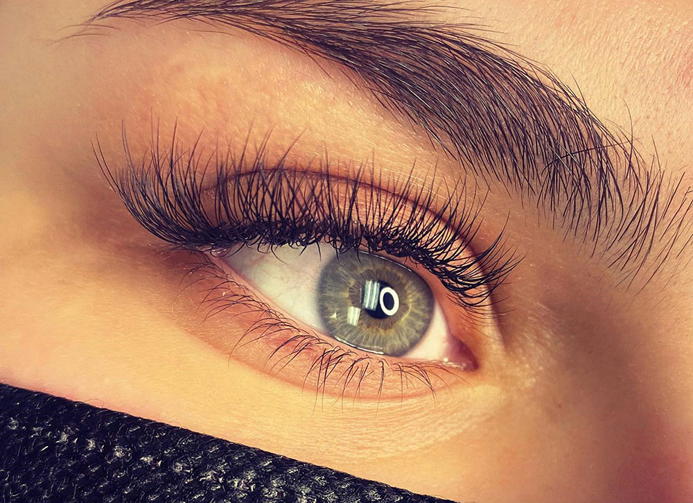 Cuidado de cejas y pestañas en verano: cómo mantener una mirada cuidada sin maquillaje
