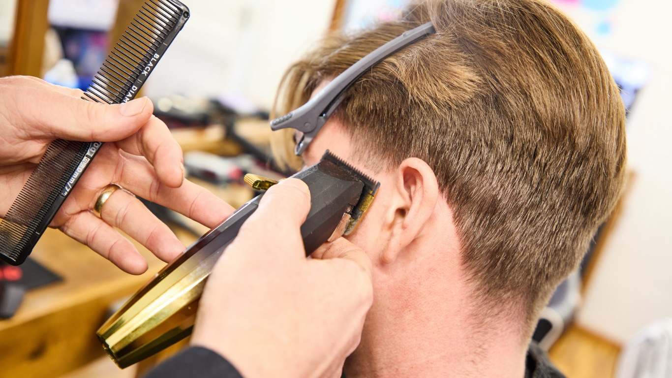 The Heartthrob Haircut: A Step-by-Step Guide to the Nineties Trend