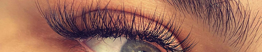 Cuidado de cejas y pestañas en verano: cómo mantener una mirada cuidada sin maquillaje