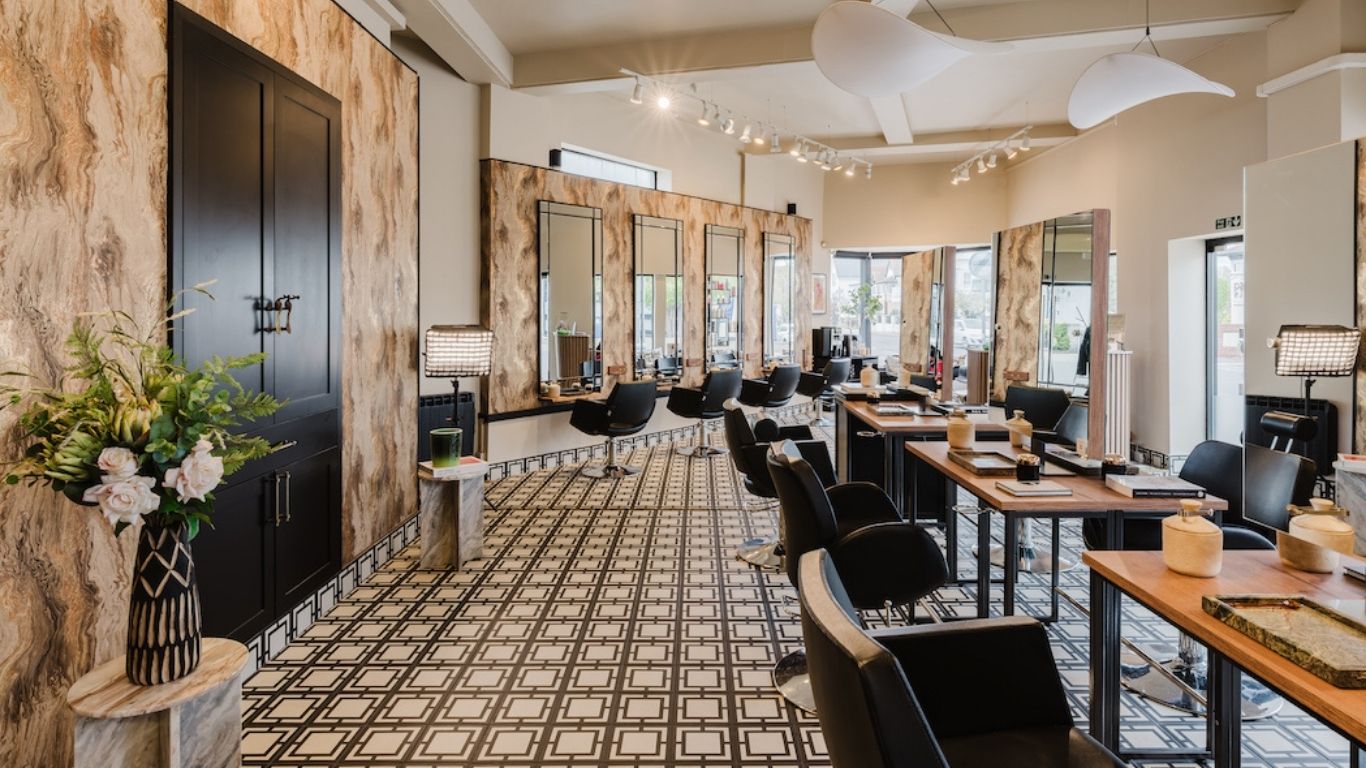 Gregory Dean Hair: A Fashion-Forward Salon Interior