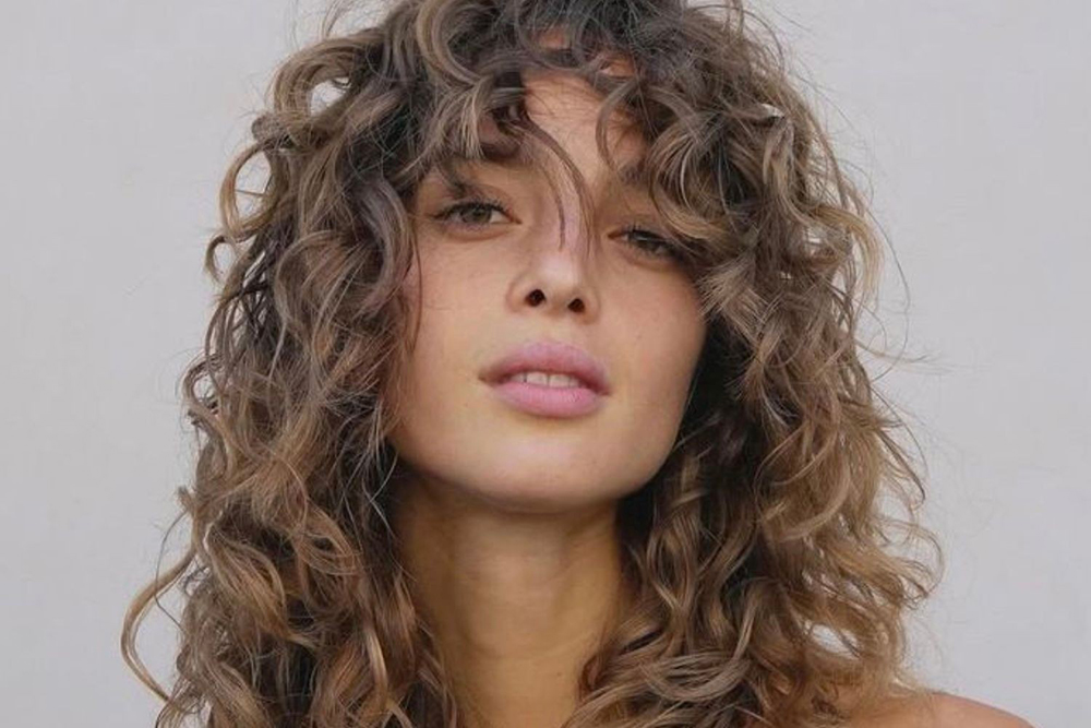 El corte que recomiendan los expertos para trabajar el cabello rizado: capas, volumen y facilidad de peinado