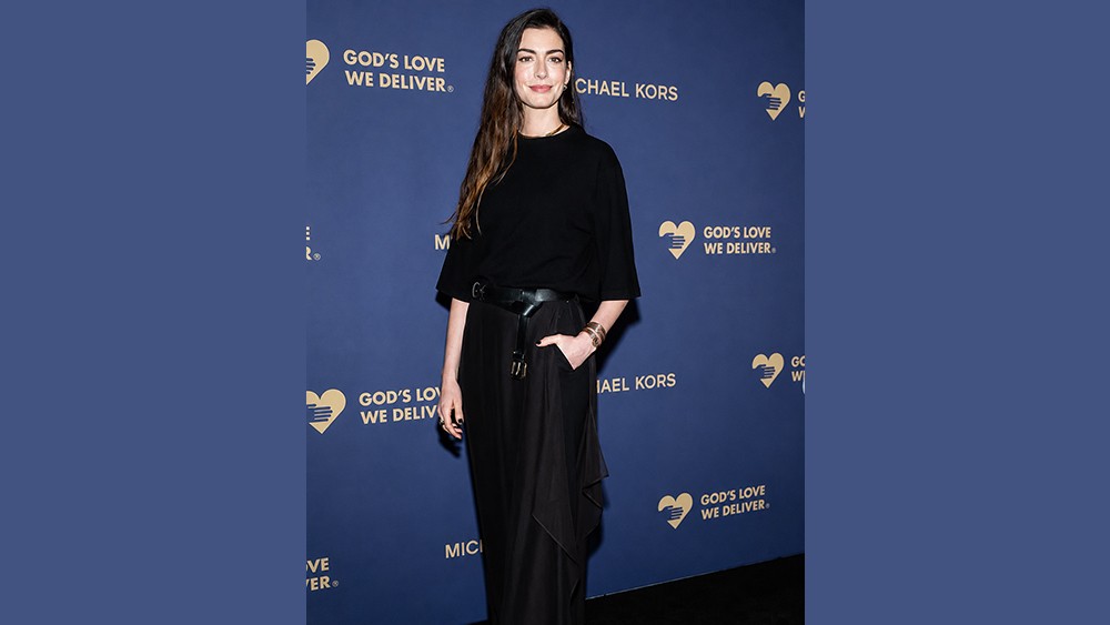 Anne Hathaway recupera la melena larga y confirma el regreso del ‘brunette’ más sofisticado