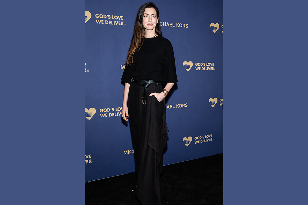 Anne Hathaway recupera la melena larga y confirma el regreso del ‘brunette’ más sofisticado
