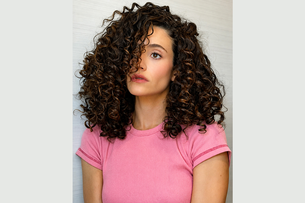 Emmy Rossum se rinde al rizo: una melena natural, definida y con mucho movimiento