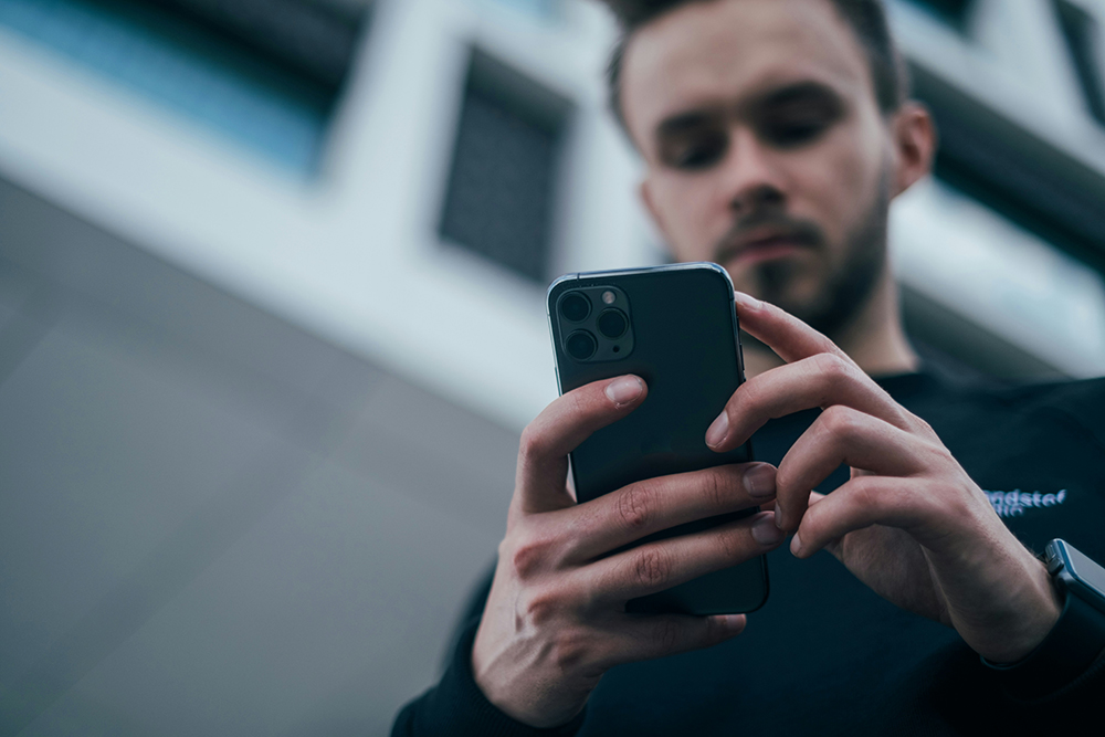 El móvil podría estar envejeciendo el rostro más rápido que cualquier otro factor