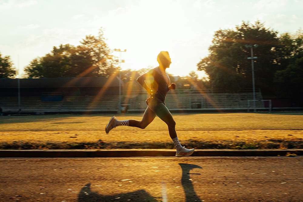 No es solo el sol: el enemigo invisible que también envejece la piel de runners y maratonistas