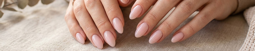 La manicura milky de Penélope Cruz confirma el auge de las uñas naturales y sofisticadas