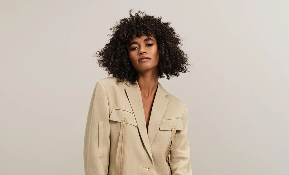 Curly bangs: el flequillo rizado que marca tendencia en otoño de 2026