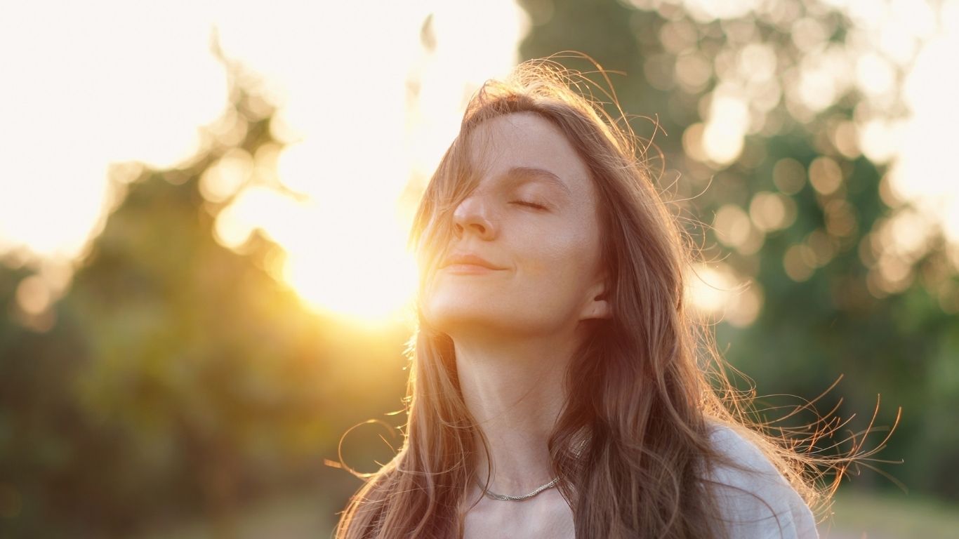 How Does Climate Affect Hair Health? Hard Water, UV Damage, Air Pollution and More