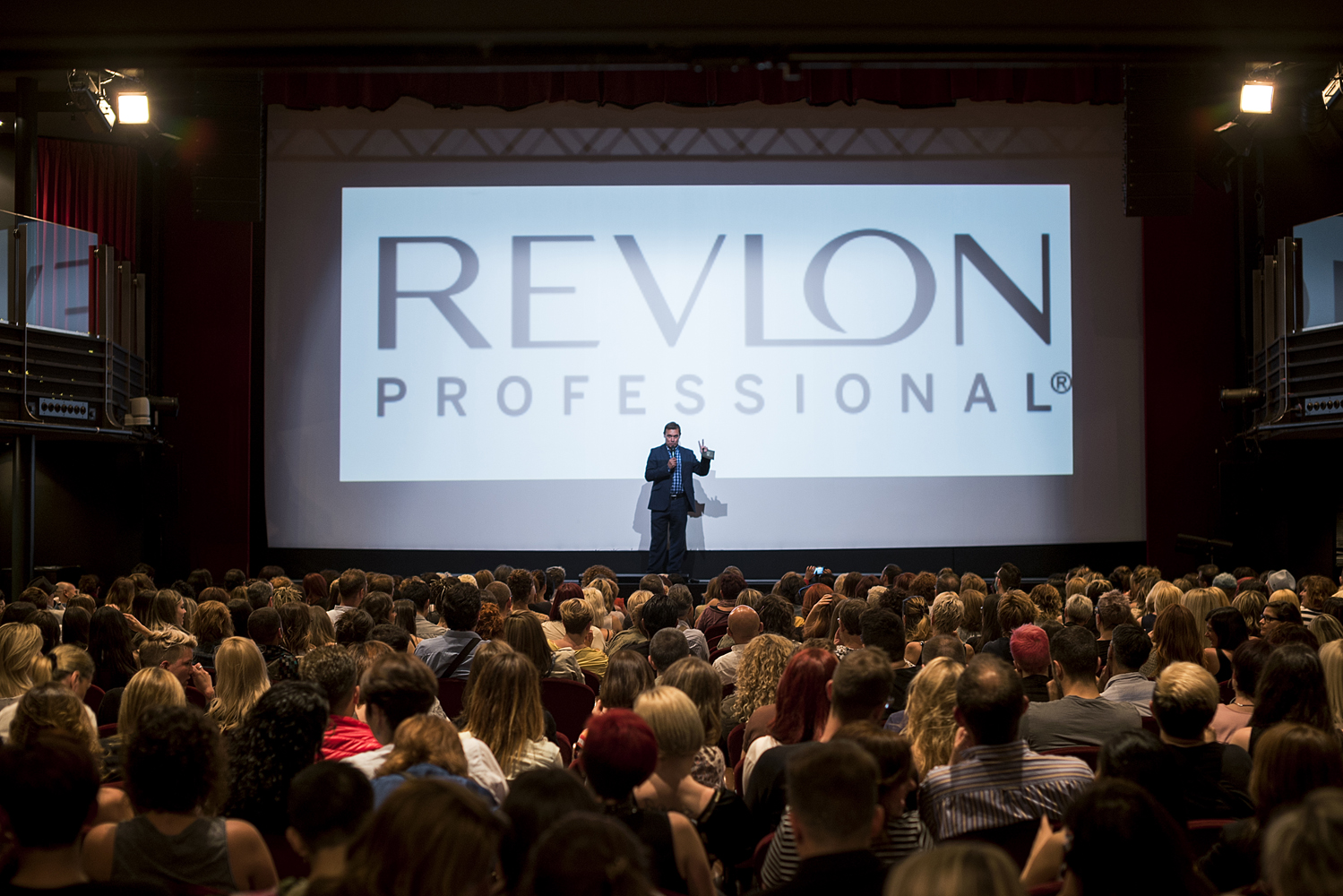 Carol Bruguera "in crescendo" en su último hair show patrocinado en exclusiva por Revlon Professional