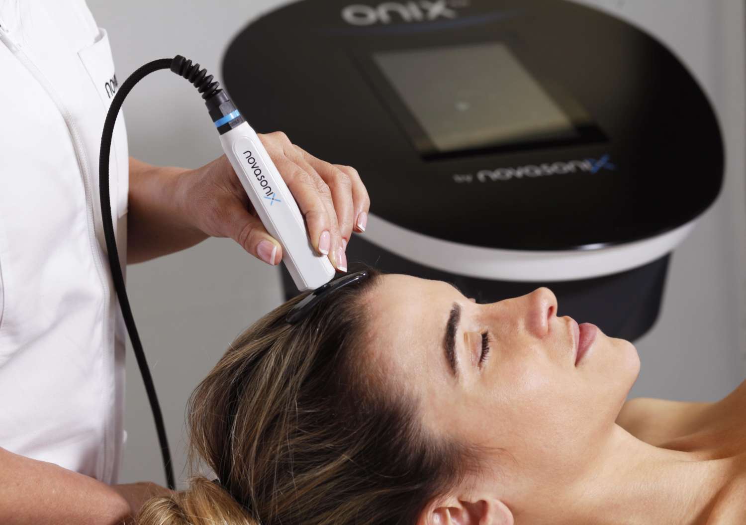 Masaje craneal con Radiofrecuencia y LED contra la caída del cabello