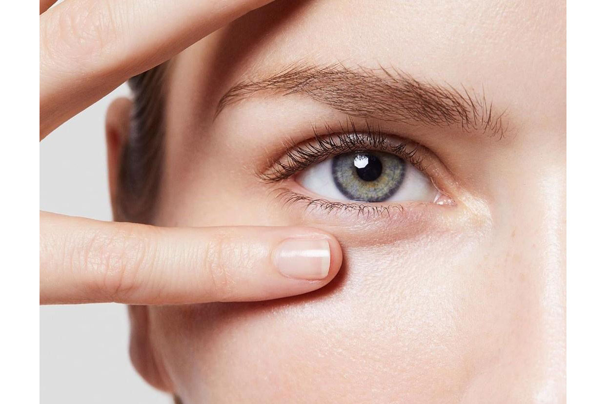 Estos son los 5 errores comunes al aplicarte el contorno de ojos